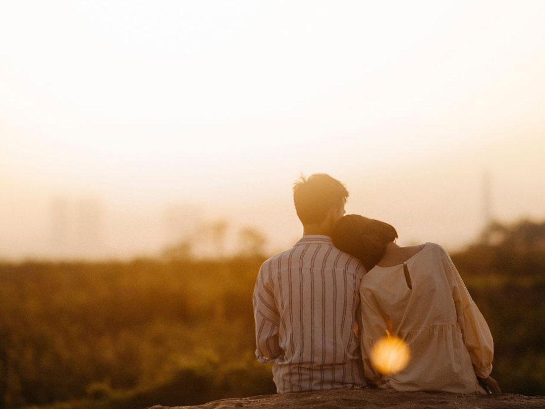 אינטימיות זוגית – זוג לרקע השקיעה